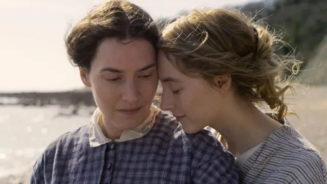 Kate Winslet dan Saoirse Ronan dalam Ammonite