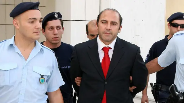 Policía escoltando a Tony Mokbel