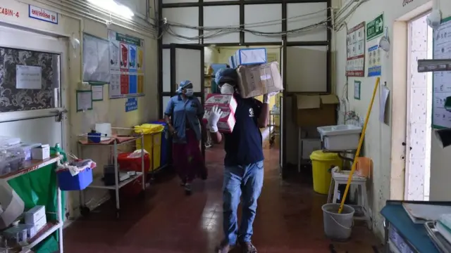 હોસ્પિટલમાં દવાઓ લઈ જતા વ્યક્તિની તસવીર