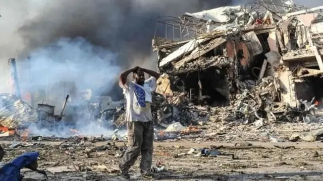 Mwanaume mmoja akihuzunika karibu na maiti katika eneo ambapo bomu lililipukia jijini Mogadishu Oktoba 14, 2017