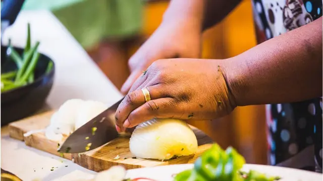 পেঁয়াজ কাটা হচ্ছে