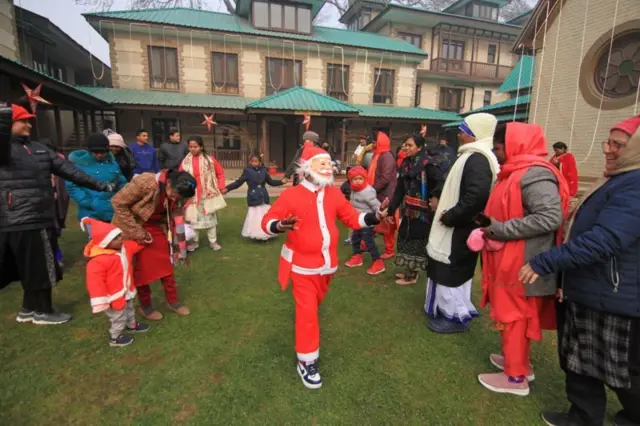 Awọn ẹlẹsin Kristẹni ni Kashmir lorilẹede Pakistan pẹlu dara pọ mọ ọdun Keresimesi.