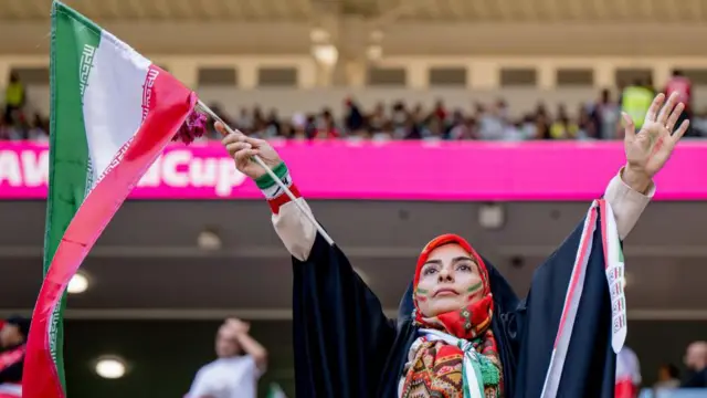 یکی از هواداران ایران در جریان بازی مرحله گروهی (گروه B) جام جهانی ۲۰۲۲ قطر بین تیم‌های ولز و ایران، که در تاریخ ۴ آذر ۱۴۰۱ (۲۵ نوامبر ۲۰۲۲ میلادی) در ورزشگاه احمد بن علی دوحه برگزار شد، از تیم ملی حمایت می‌کند.