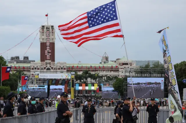台灣民眾揮動美國國旗
