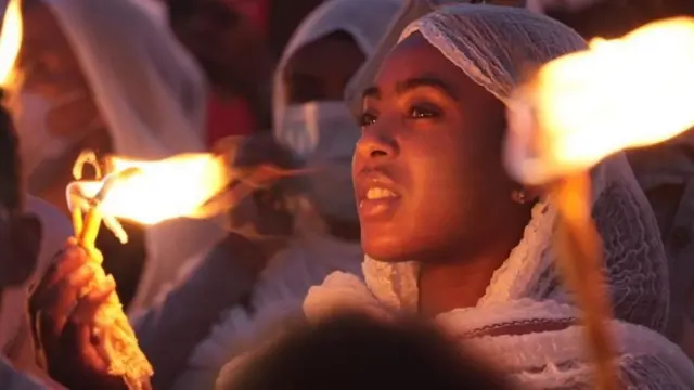 ብቋንቋ ኣምሓርኛ እውን ኣብ ተመሳሳሊ እዋን “እንቍጣጣሽ” ብዝብል ስም ሓድሽ ዓመት ግእዝ ይጽንበል። እዚ ዓሚቝ ታሪኻውን ሃይማኖታውን ሱር ዝሓዘ ዓመታዊ ፍጻመ ብሕጉስ መንፈስ እዩ ዝበዓል።