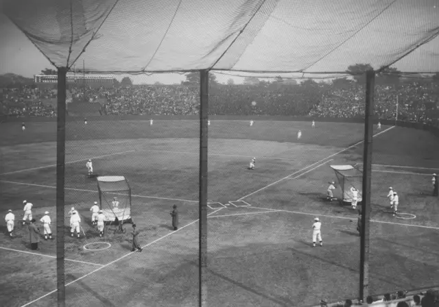 Foto em prato e branco mostra partida de baseball 