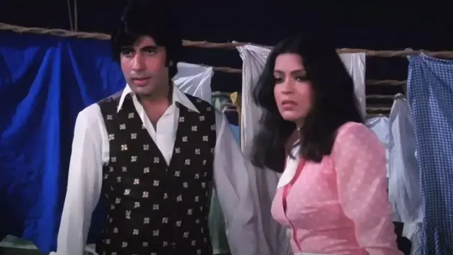 डॉन चित्रपटातील एका दृष्यात झीनत अमन आणि अमिताभ बच्चन