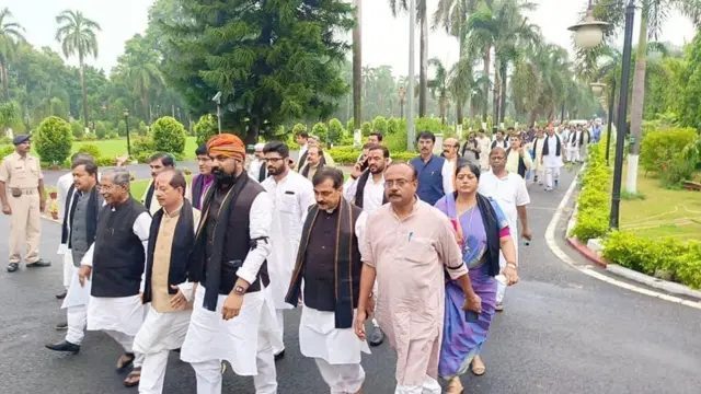 बीजेपी नेताओं ने राजभवन जाकर ज्ञापन दिया.