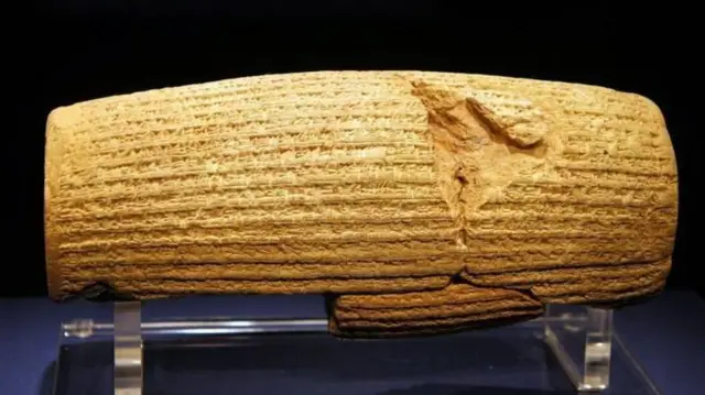 இராக்கில் 1879-இல் கண்டெடுக்கப்பட்ட 'சைரஸ் சிலிண்டர்', அரசியல் பிரச்சாரத்தின் ஆரம்பகால உதாரணங்களில் ஒன்றாகக் கருதப்படுகிறது.