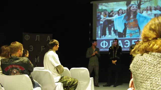 Кинозал в белой палатке, похожей на эскимосское жилье иглу