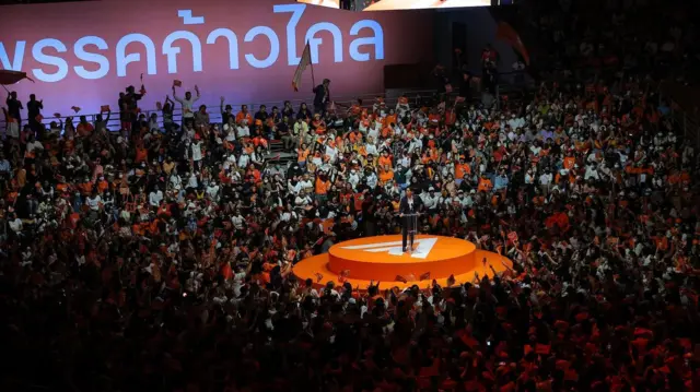 การเกิดขึ้นของพรรคอนาคตใหม่/ก้าวไกล ซึ่งปัจจุบันกลายเป็นพรรคประชาชน คือหนึ่งในเหตุผลที่ทำให้ ไชยชนก สนใจเข้ามาทำงานการเมือง จากเคย “หนีการเมือง” มาตลอด