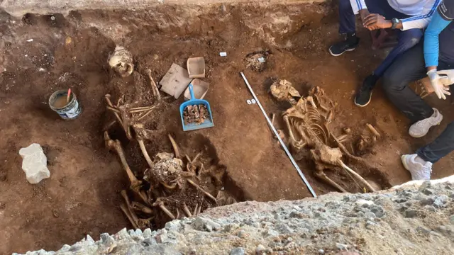 ඉඟුරු කඩේ මංසන්ධියේ සිට කොළඹ වරාය දක්වා දිවෙන කුලුණු මතින් ඉදිවෙන අධිවේගි මාර්ගයේ ඉදිකිරිම් කටයුතු සඳහා පොළොව හාරමින් සිටින අතරතුර 2024 ජුලි මස 13 වැනිදා මිනිස් අස්ථි කොටස් හමු වී තිබුණේ කොළඹ වරායේ පැරණි ලේකම් කාර්යාලය පරිශ්‍රයෙනි.