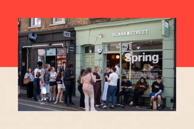 Відвідувачі сидять біля кафе Blank Street Coffee в Сохо