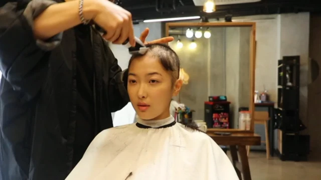 Lee mientras le cortan el pelo