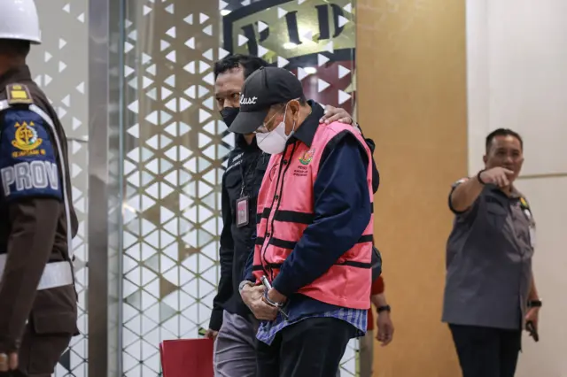 Mantan Dirut Bank DKI Zainudin Mapa (tengah) dikawal petugas menuju mobil tahanan usai menjalani pemeriksaan di Gedung Bundar Jampidsus Kejaksaan Agung (Kejagung), Jakarta, Rabu (21/5/2025). Kejagung resmi menetapkan mantan Dirut PT Sri Rejeki Isman Tbk (Sritex) Iwan Setiawan Lukminto, mantan Dirut Bank DKI Zainudin Mapa serta mantan pimpinan Divisi Komersial dan Korporasi Bank BJB Dicky Syahbandinata sebagai tersangka dalam kasus dugaan tindak pidana korupsi pemberian kredit kepada PT Sritex yang mengakibatkan kerugian negara sebesar Rp692 miliar. ANTARA FOTO/Dhemas Reviyanto/foc.