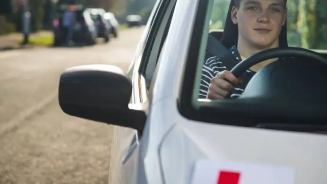 Хлопець за кермом