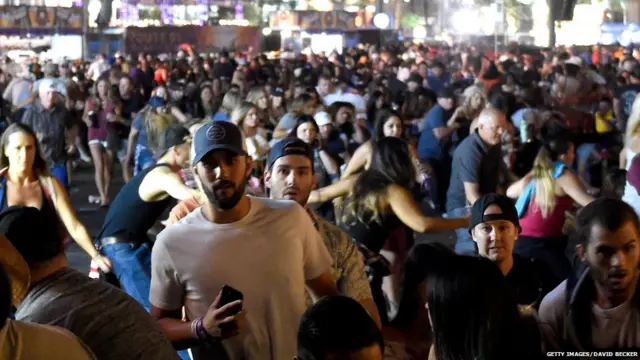 लास वेगास गोळीबारानंतर बचावासाठी नागरिकांनी मिळेल त्या जागी धाव घेतली.