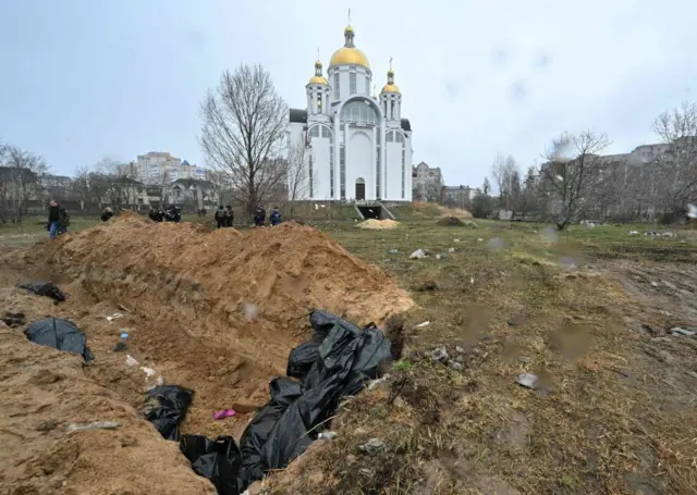 Тела мирных жителей в массовом захоронении в Буче после освобождения города, 3 апреля 2022 года