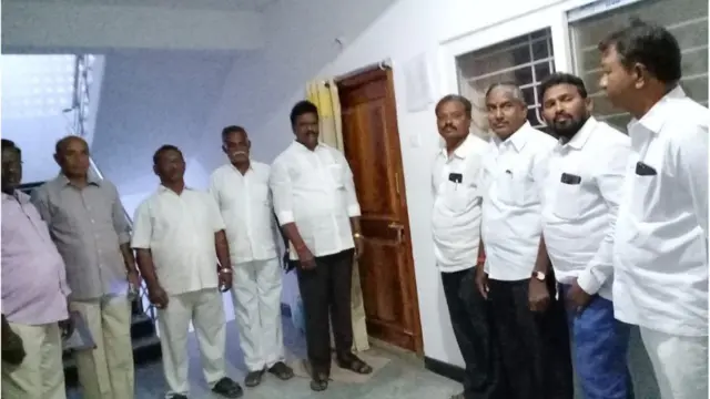 ఎమ్మెల్యే ఆళ్ల రామకృష్ణారెడ్డి ఇంటికి వినతిపత్రం