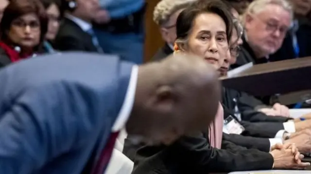 আন্তর্জাতিক বিচার আদালতে গাম্বিয়ার বিচার মন্ত্রী আবুবাকার তাম্বাদুর দিকে তাকিয়ে রয়েছেন মিয়ানমারের নেত্রী অং সান সু চি