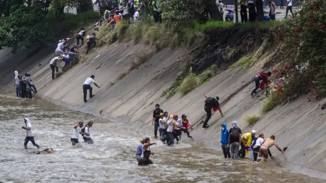 Manifestantes escapan de los enfrentamientos