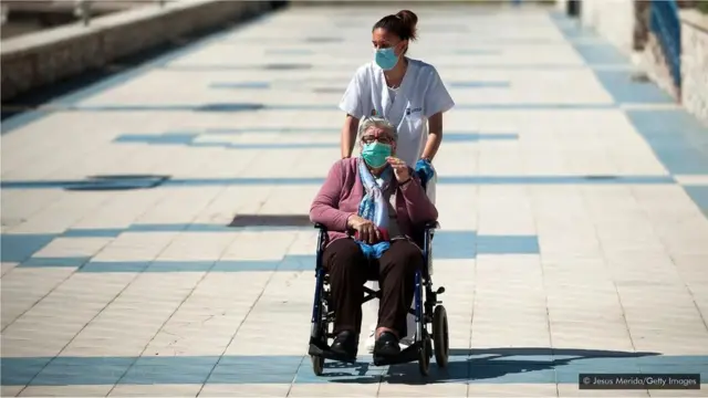 Le nombre de personnes atteignant 80 ans a beaucoup augmenté au cours du siècle dernier, mais le nombre atteignant 90 ans n'a pas augmenté