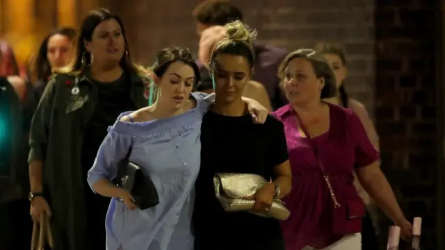 Manchester'da konser alanından çıkan genç kızlar görülüyor.