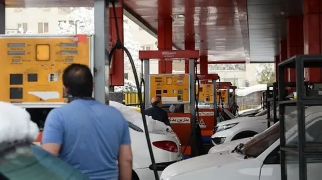 شرکت ملی پخش فرآورده‌های نفتی ایران پیش بینی کرده با سهمیه‌بندی بنزین، مصرف ۸ الی ۱۰ درصد کاهش ‌یابد