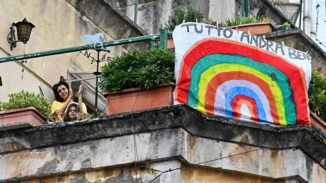 امرأة وطفلة تطلان من شرفة