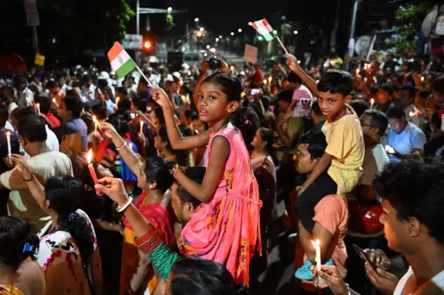 রাত দখলে রাস্তায় নেমেছিলেন বহু নারী, পুরুষ, প্রবীণ নাগরিক এমনকি শিশুরাও।  