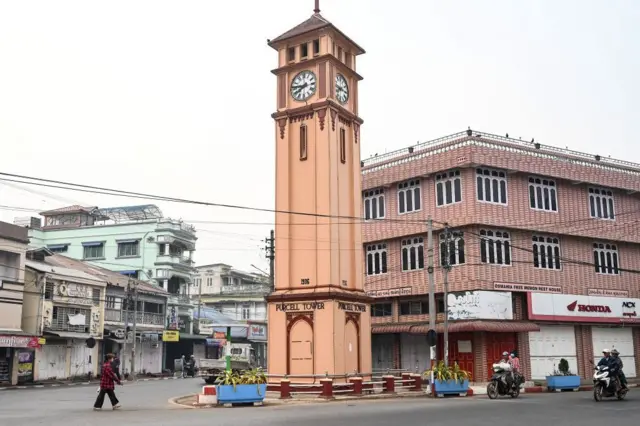 ပြင်ဦးလွင်နဲ့အတူ တွဲမြင်လေ့ရှိကြတဲ့ မန္တလေး-လားရှိုးလမ်းပေါ် ပြင်ဦးလွင်မြို့လယ်က နာရီစင် 