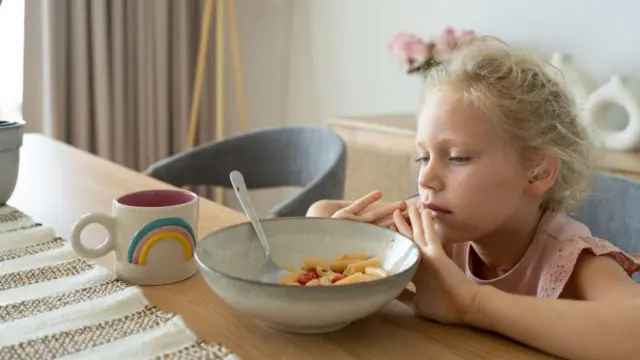 devojčica odguruje činiju sa hranom 