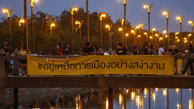 ป้ายสื่อข้อเรียกร้องของผู้ชุมนุมที่ ถ.อักษะ เมื่อวันที่ 22 พ.ย.