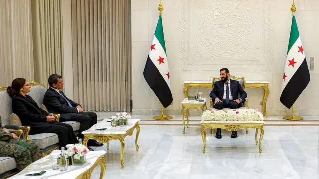 Saray'da şara, SDG heyetini kabul ediyor. 