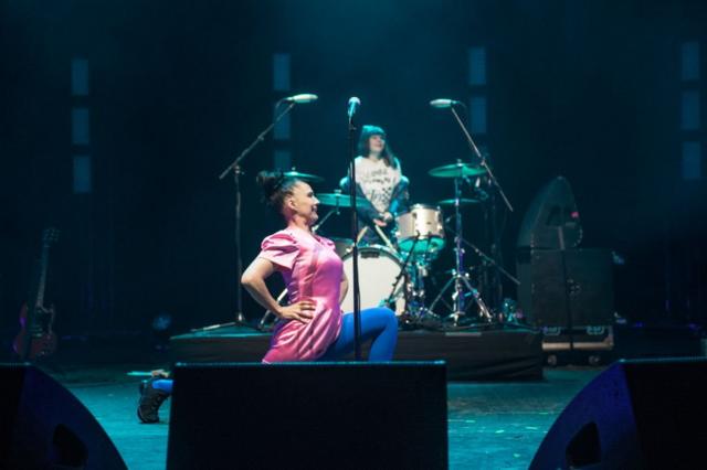 Кэтлин Ханна, автор бессмертного названия "Smells Like a Teen Spirit", и бывшая подруга Кобейна барабанщица Тоби Вайл во время концерта Bikini Kill в лодонском O2 Academy Brixton 10 июня 2019 г.