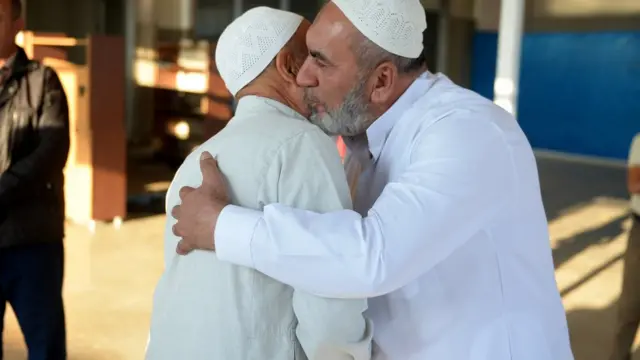 Waa qaar kamid ah qaxootiga Suuriya ee ku sugan Turkiga oo isa salaamaya salaadda ciidda kaddib