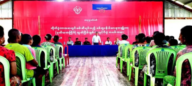 ဖမ်းဆီးထားတဲ့ စစ်သုံ့ပန်း မိသားစုဝင်တွေကို အာရက္ခတပ်တော်က ပြန်လွှတ်ပေးတဲ့ အခမ်းအနား
