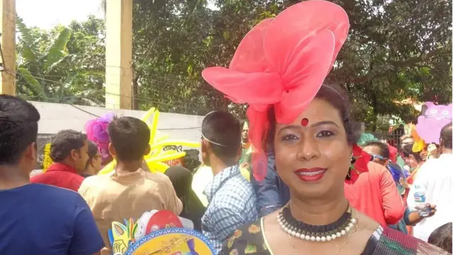 হিজড়াদের আয়োজিত জাঁকজমকপূর্ণ শোভাযাত্রায়।