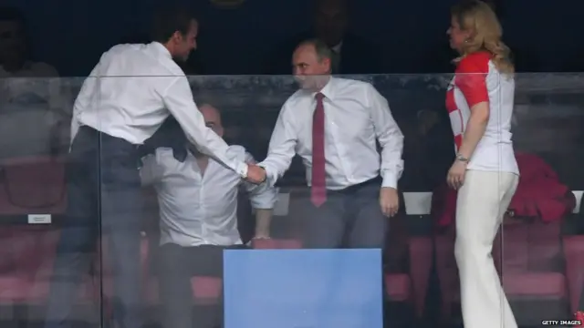 ਰੂਸ ਦੇ ਰਾਸ਼ਟਰਪਤੀ ਵਲਾਦੀਮੀਰ ਪੂਤਿਨ ਫਰਾਂਸ ਦੇ ਰਾਸ਼ਟਰਪਤੀ ਐਮੇਨੂਏਲ ਮੈਕਰੌਂ ਅਤੇ ਕ੍ਰੋਏਸ਼ੀਆ ਦੀ ਰਾਸ਼ਟਰਪਤੀ ਕੋਲਿੰਦਾ ਗਰਾਬਰ ਕਿਟਾਰੋਵਿਕ