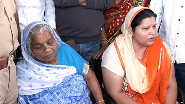 उमेश पाल की मां शांति देवी (बाएं), पत्नी जया देवी(दाएं)