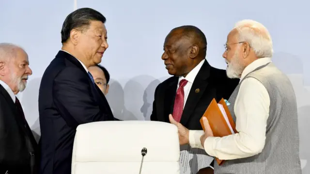 দক্ষিণ আফ্রিকায় ব্রিকস সামিটে অন্য নেতাদের সাথে প্রেসিডেন্ট শি ও প্রধানমন্ত্রী মোদী