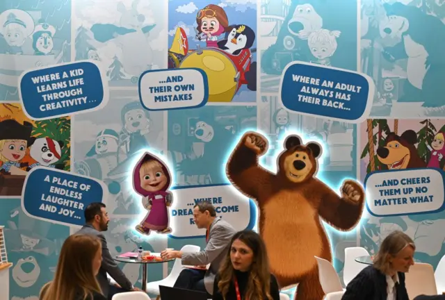 Лондондаги Brand Licensing Europe кўргазмасида Animaccord стендида намойиш этилган «Маша ва Айиқ» қаҳрамонлари. 2023 йил 4 октябр.