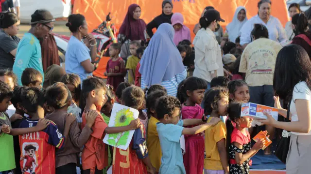 Sejumlah anak korban gempa bumi mengantre untuk mengikuti lomba memeriahkan HUT ke-81 RI di lokasi pengungsian Gelora Samador Maumere, Kabupaten Sikka, Nusa Tenggara Timur, Senin (17/8/2026).