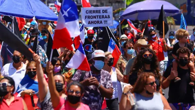 Los manifestantes muestran pancartas contra la inmigración