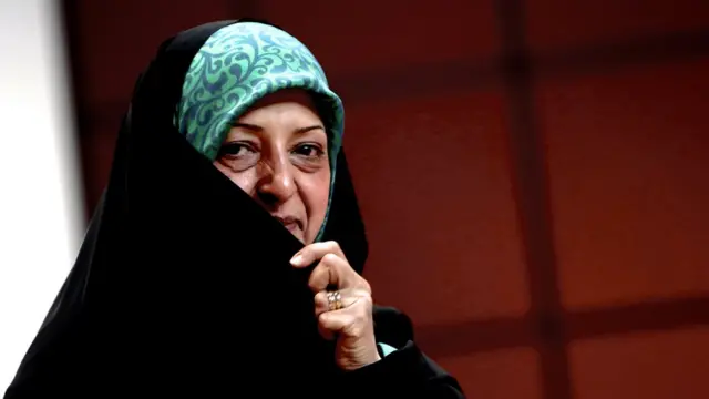 نائبة الرئيس روحاني لشؤون المرأة معصومة ابتكار تغطي جزء من وجهها بعبائتها