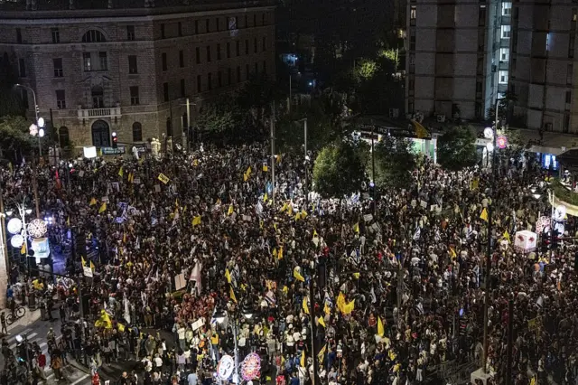 يتجمع الناس في ساحة باريس عند مدخل القدس الغربية للاحتجاج والمطالبة بالإفراج عن الرهائن في غزة وإنهاء الحرب، في القدس في 6 سبتمبر/أيلول 2025.