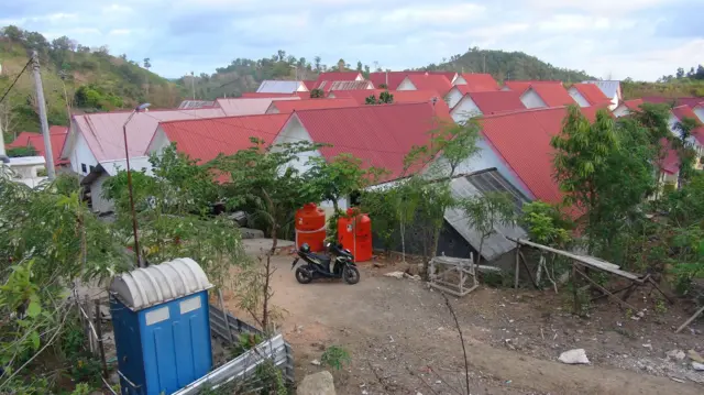 Penampakan pemukiman warga korban penggusuran pembangunan sirkuit di Bukit Silaq, Dusun Ngolang, dari atas, terlihat atap-atap rumah berwarna merah yang berdempetan.