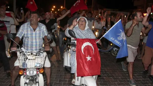 Darbe karşıtı eylemler Türkiye'nin çeşitli illerinde devam etti.