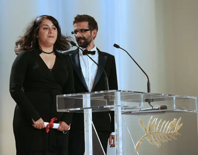 La dibujante iraní Marjane Satrapi (izq.) celebra el 27 de mayo de 2007 junto al director francés Vincent Paronnaud, tras haber ganado —ex aequo con el director mexicano Carlos Reygadas (ausente en la imagen)— el Gran Premio del Jurado por la película de animación *Persépolis*, durante la ceremonia de clausura de la 60.ª edición del Festival de Cine de Cannes, celebrada en el Palacio de Festivales de Cannes, en el sur de Francia.