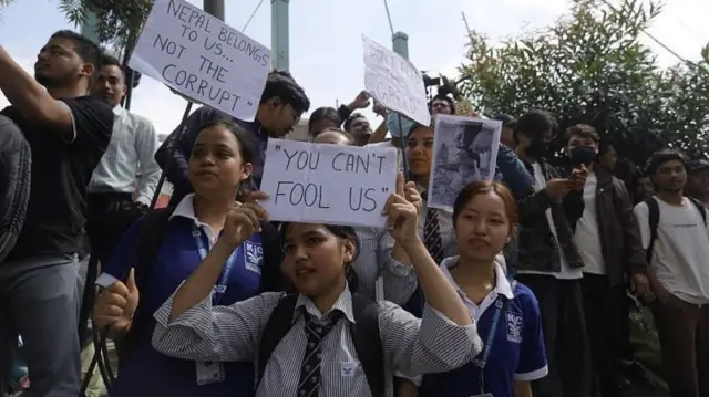 నాయకులు, అధికారులపై నేపాల్ యువత ఆగ్రహం